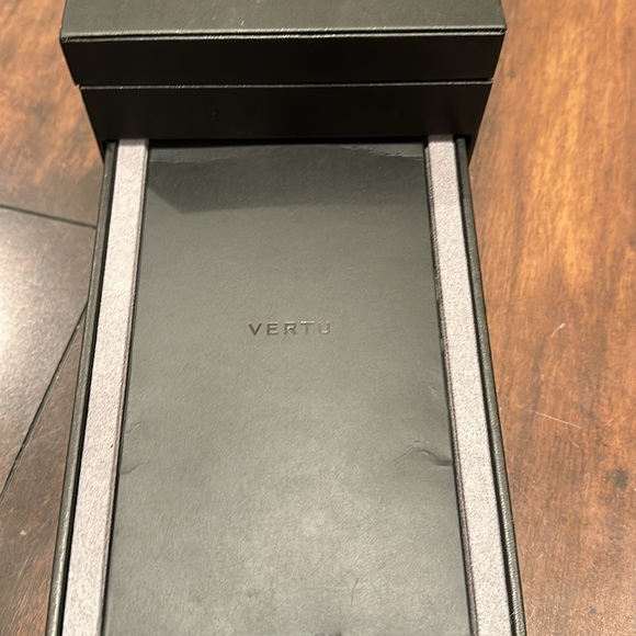 VERTU Phone Box - Picture 6 of 6